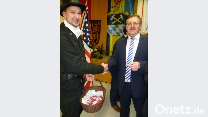 Symbolische Glücks-Cents überreichte Bezirkskaminkehrermeister Thomas Wittmann an die Besuche wie hier an Vilsecks Bürgermeister Hans-Martin Schertl. Bild: Hubert Uschald