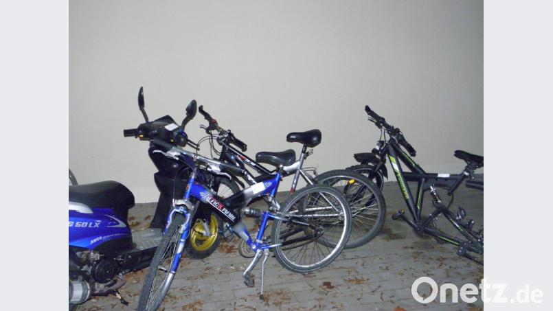 Die Schwandorfer Polizei fand bei einer Durchsuchung einen Motorroller und Fahrräder, die möglicherweise gestohlen sind. Wer sein Eigentum erkennt, soll sich bei der Inspektion melden. Bild: exb/Polizei