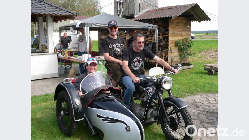 Die Biker des Motorradclubs „The Pilots“ lieben schnelle Zweiräder. Ein „Leckerbissen“ für die selbst ernannten „Mopedfahrer“ ist aber auch die EMW-R35-3 ihres Freundes Hans Rupprecht. Bild: rn