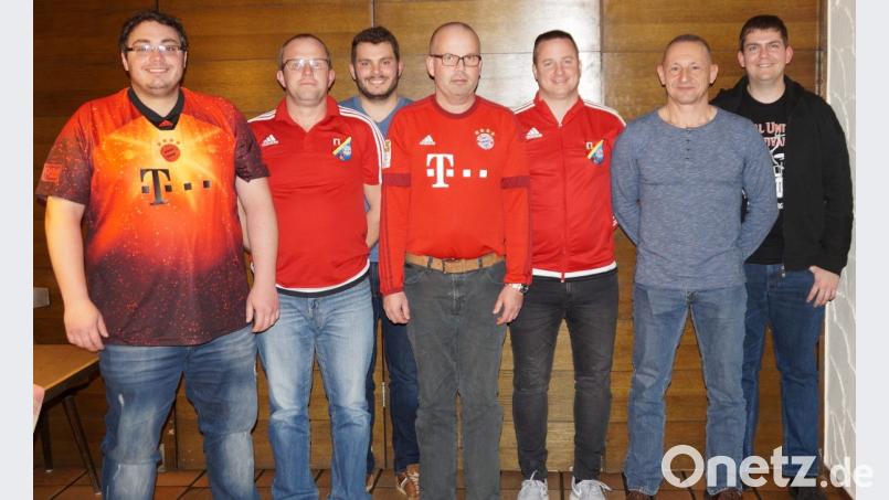 Die Führungsmannschaft des Bayern-Fanclubs „Aschamooser“ erhielt bei den Neuwahlen erneut das Vertrauen: Der Vorsitzende Christian Hartinger (Mitte) freut sich gemeinsam mit seinem Stellvertreter Jürgen Schmierler (zweiter von links) auf gute Zusammenarbeit der Vorstandschaft zum Wohle des Vereins. Bild: weu