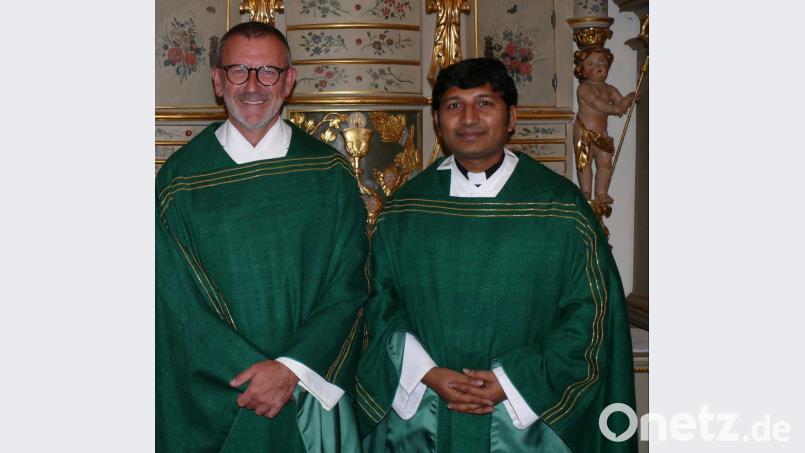 Verwarnungen fürs Falschparken erhalten haben auch schon Pfarrvikar Pater John und Stadtpfarrer Thomas Vogl (von rechts). Die Kontrollen seien nötig; aber nicht unbedingt an Sonntagen, sagt er. Archivbild: kgg