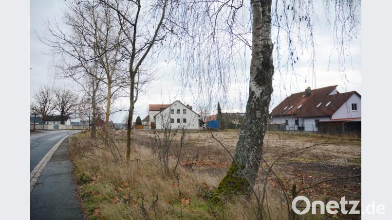 Auf dem Gelände des ehemaligen Festplatzes hätte ein Seniorenheim errichtet werden sollen. Das Millionenprojekt ist gescheitert. Das 2500 Quadratmeter große Areal, ein Filetstück,, geht an die Marktgemeinde Mantel zurück. Bild:  Gabi Schönberger