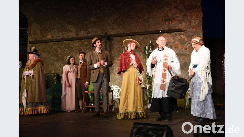 Kann eine alte Reisetasche, die Miss Prism (Waltraud Janner-Stahl, mit Peter Hösl) präsentiert, noch das Happy End für die Liebenden (Anna Kunz, Tobias Schäffler, Maximilian Hegner und Sophia Janner, Zweite bis Fünfte von links) retten? Die zynische Lady Bracknell (Brigitte Beer, links) scheint jedoch kaum umzustimmen zu sein. Tobias Schwarzmeier Bild: Tobias Schwarzmeier