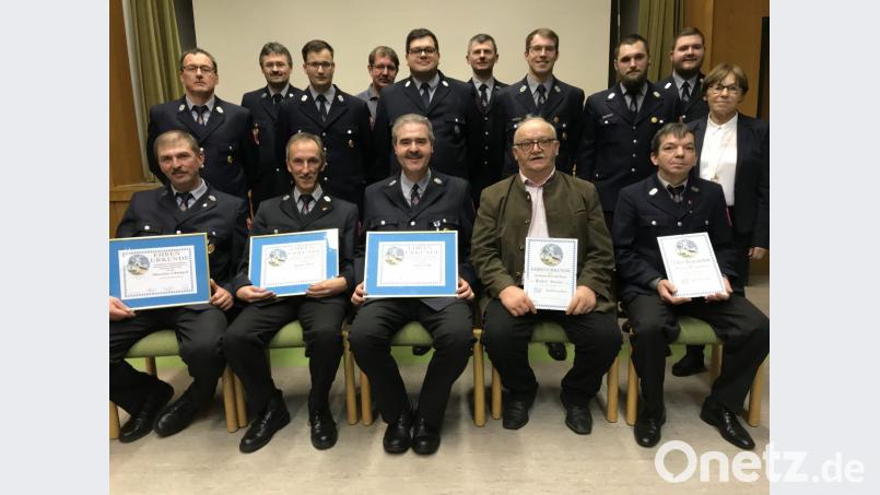 Die Feuerwehr Letzau hat die ausgeschiedene Führungsmannschaft zu Ehrenmitgliedern ernannt; weitere Mitglieder werden für ihre langjährige Zugehörigkeit geehrt. Bild: eig