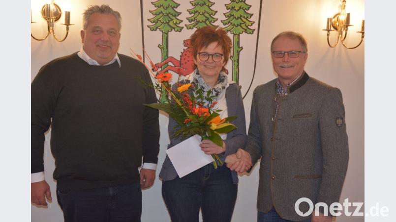 Zum 25-jährigen Dienstjubiläum von Verwaltungsmitarbeiterin Sibylle Schiedeck gratulieren Bürgermeister Max Bindl (rechts) und Geschäftsleiter Markus Troesch. Bild: jr