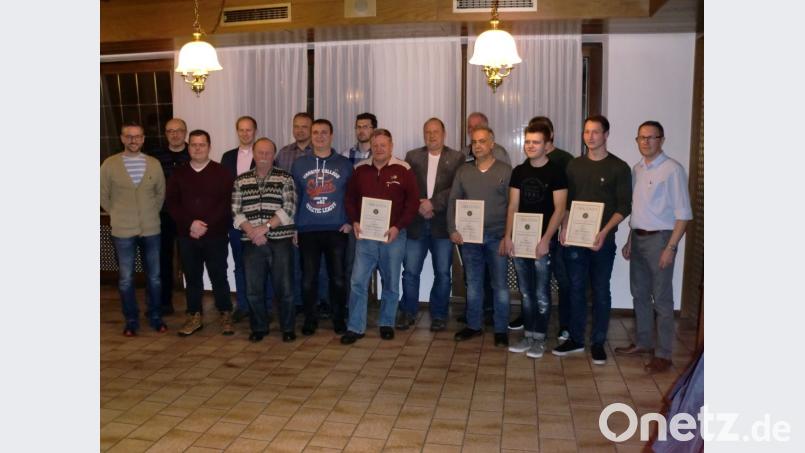 Der Anglerverein zeichnet Mitglieder für langjährige Treue und für besondere herausragende Verdienste um den Angelsport mit Ehrennadeln in Bronze, Silber und Gold aus. Bild: sh