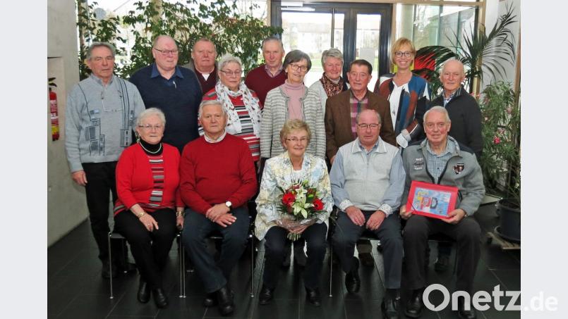 Die SPD AG 60plus absolvierte viel gesellige und kulturelle Termine im vergangenen Jahr. Vorsitzende Ursula Kinner erhielt einen Blumenstrauß als Dank. Sie und ihre Vorstandschaft mit Beisitzern gelten weiter als Garant für die Vielfältigen Aktivitäten, wie SPD-Stadtverbandsvorsitzende Sabine Zeidler (stehend, Zweite von rechts) lobte. Bild: Dobmeier Bild: Dobmeier