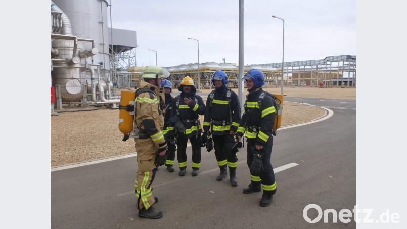 Roman Schenk (links) schult regelmäßig seine Truppe. Bild: exb
