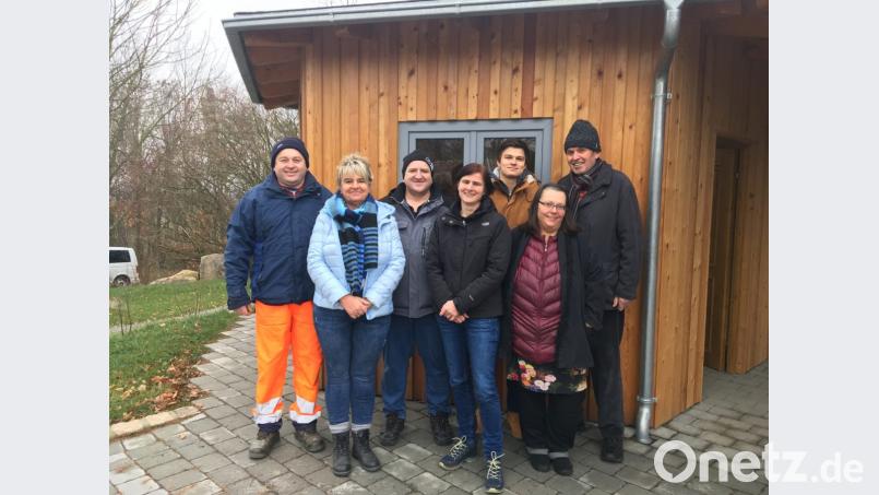 Renate Feuchtmeyer (MItte) übergab dem Imkerverein eine vom Freistaat Bayern geförderte Bienenwaage. Bild: fjo