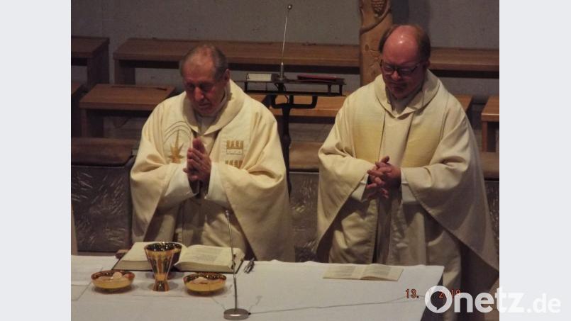 Thomas Handgrätiger (links) mit Pfarrer Wolfgang Bauer am Altar Bild: e
