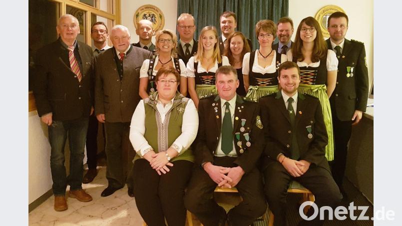 Die neu gewählte Vorstandschaft mit 3. Schützenmeisterin Daniela Rumpler, 1. Schützenmeister Franz Fruth und 2. Schützenmeister Markus Schäffer (vorne, sitzend von links). Bild: exb