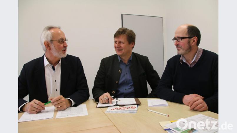 Ein Trio verteidigt Landwirte, die auf die Anbindehaltung angewiesen sind: (von links) Hans Winter, BBV-Geschäftsstellenleiter in Weiden, Leitender Landwirtschaftsdirektor Reinhold Witt und Karl Bäumler, stellvertretender Kreisobmann in Weiden. Bild: jrh