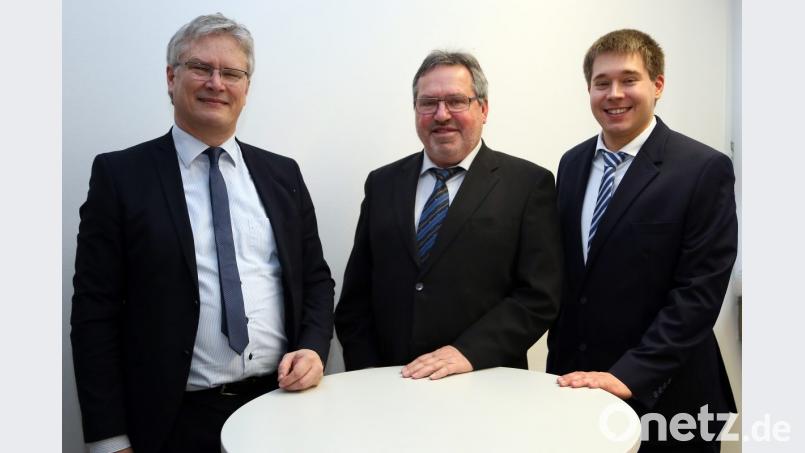 Reinhold Dauerer (Mitte) geht als Pressesprecher der Agentur für Arbeit in den Ruhestand. Agenturchef Markus Nitsch (links) dankte ihm für den Einsatz und stellte als Nachfolger Andre Stephan-Park (rechts) vor. Bild: Hösamer