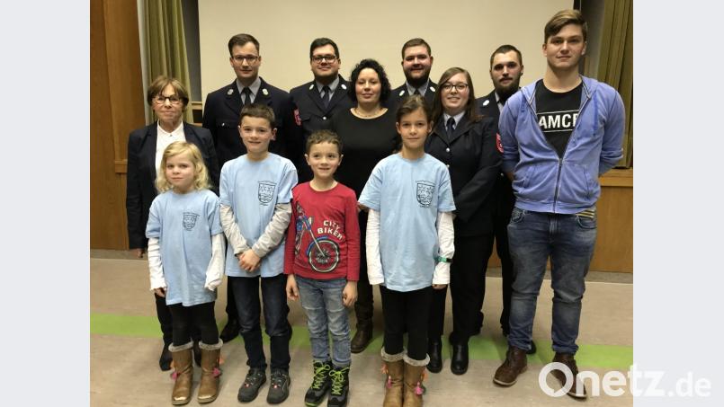 22 neue Mitglieder hat die Feuerwehr Letzau im vergangenen Jahr gewonnen, darunter 17 Kinder unter 12 Jahren; im Bild ein Teil der neuen Mitglieder mit einem stolzen Vorstand. Bild: eig