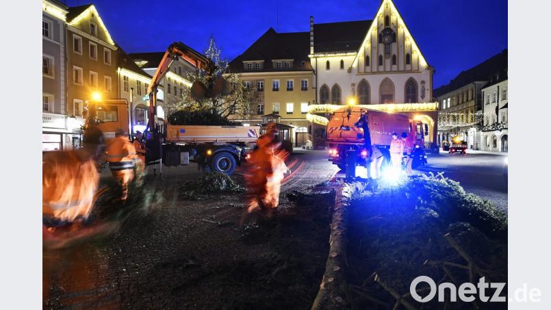 Der Weihnachtsbaum auf dem Marktplatz wird entfernt Bild: Petra Hartl