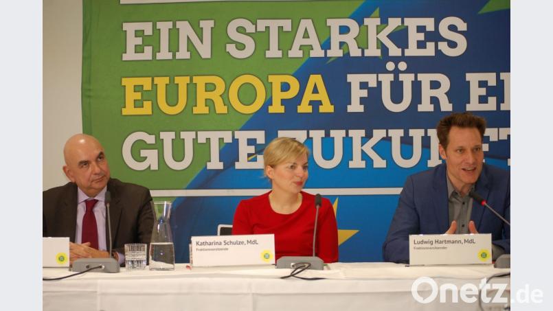 Zum Auftakt der Grünen-Winterklausur in Regensburg beantworteten (von rechts) die Fraktionsvorsitzenden Ludwig Hartmann und Katharina Schulze sowie der Parlamentarische Geschäftsführer Jürgen Mistol die Fragen von Journalisten. Bild: gib