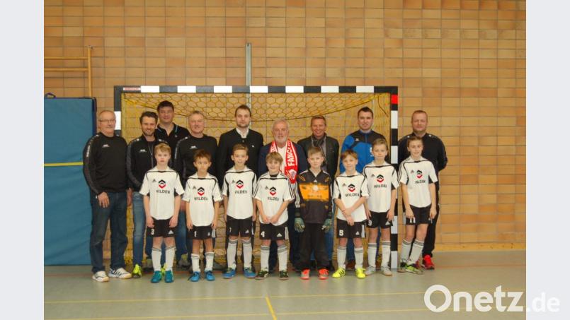 Die E-Jugend der gastgebenden Spielgemeinschaft Diendorf/Nabburg/Altfalter (vorne) beim Mannschaftsbild zusammen mit (hinten, von links) Josef Anzer, Uli Süßmann, Jürgen Böhm, den drei Schirmherrn Stefan Bergmann , Bernd Hofmann, Hans Georg Dobler sowie Christian Beer und Andreas Eckl. Bild: faa