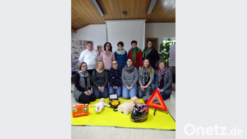 Die Erzieherinnen vom Kindergarten St. Elisabeth absolvieren mit Ausbildern Doris Gudrun vom BRK Kreisverband Tirschenreuth (stehend, links) einen Erste Hilfe Kurs. Nun sind sie für Notfälle gerüstet. Bild: exb
