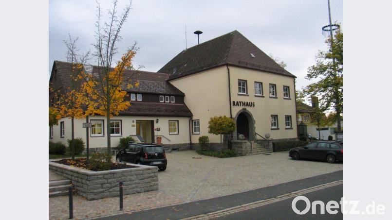 Inzwischen ist es ruhiger geworden um das Rathaus von Immenreuth. Bild: bkr
