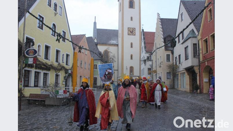 Die Sternsinger bei ihrem Abmarsch von der Stadtpfarrkiche. Bild: exb/Mathes