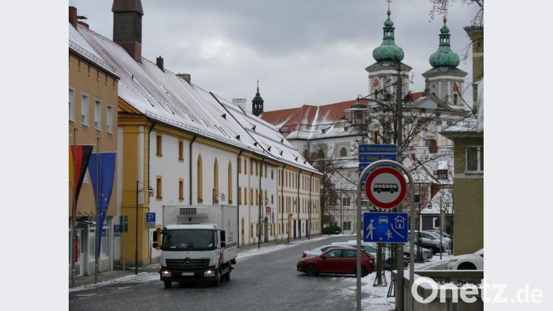 Die entsprechenden Verkehrsschilder sind jeweils an den Zufahrten zu dem verkehrsberuhigten Bereich auf beiden Seiten der Fahrbahn aufgestellt, wie etwa hier am Johannisplatz. Bild: kgg