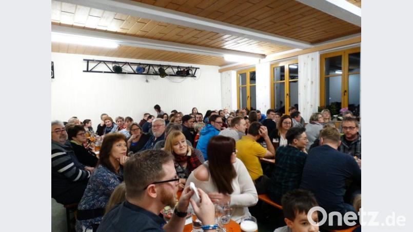 Der Saal im Haus der Vereine in Trevesen ist voll besetzt. Bild: twg