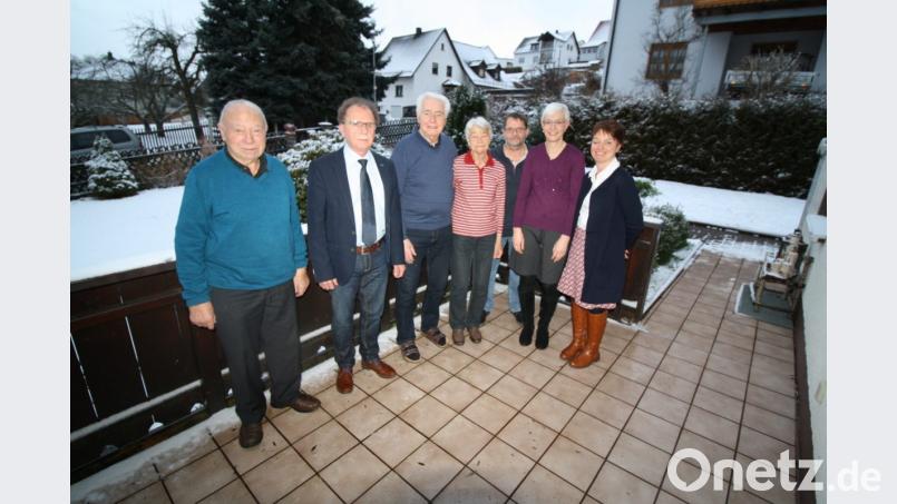Im Namen der Stadt gratulierten Seniorenbeauftragter Albert Butscher und Bürgermeister Werner Walberer (von links) Ernst Flierl (Dritter von links mit Gattin Hedwig) zum 80. Geburtstag. Von rechts: Töchter Carola Reul und Gudrun Klösel, Schwiegersohn Harald Klösel. Bild: bjp Bild: bjp