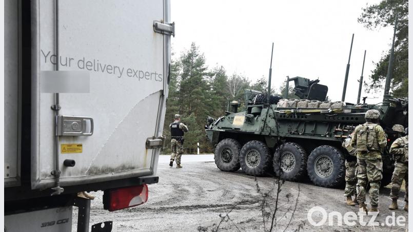 Ein US-Panzer hat am Dienstagvormittag auf der B85 einen Lieferwagen gerammt. Bild: Petra Hartl