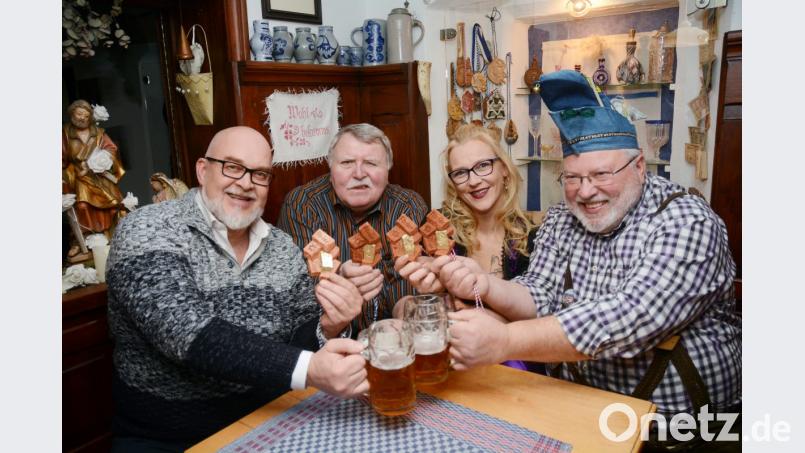 Wirt Gerald Wickel (von links), Schnitzer Alfons Kistenpfennig, Prinzin Karina Kos und Prinz Bernhard Lang präsentieren den handgeschnitzten Förder-Zöigl-Zoigl-Orden. Hinter ihnen in der Nische hängen alle Vorgänger-Orden seit 2003. Bild: Gabi Schönberger