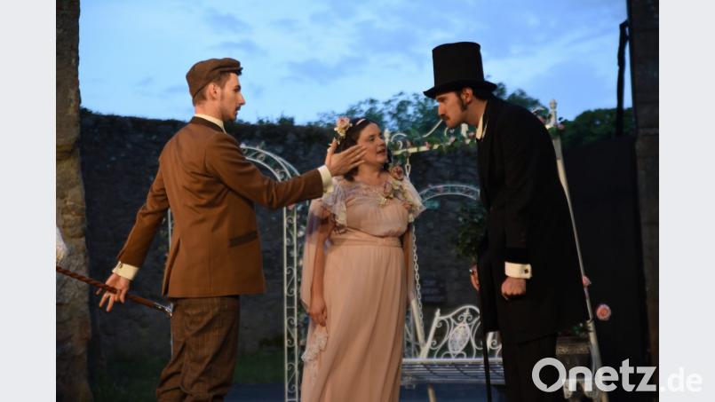 Totgesagte leben länger: Eigentlich hatte Jack (Maximilian Hegner, rechts) seinen fiktiven Bruder sterben lassen. Nun taucht aber sein Freund (Tobias Schäffler) auf und gibt sich als „Ernst“ aus. Cecily (Anna Kunz) gefällt’s. Bild: Tobias Schwarzmeier