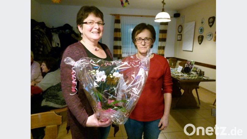 Mit Blumen und einer Spende von 100 Euro, dem Erlös aus dem Kuchenverkauf, für das Projekt gegen weibliche Genitalverstümmelung in Kenia bedankt sich Maria Förster (rechts), die Leiterin des Seniorenclubs, bei Elisabeth Merkl für ihren Vortrag über das afrikanische Land. Bild: rn