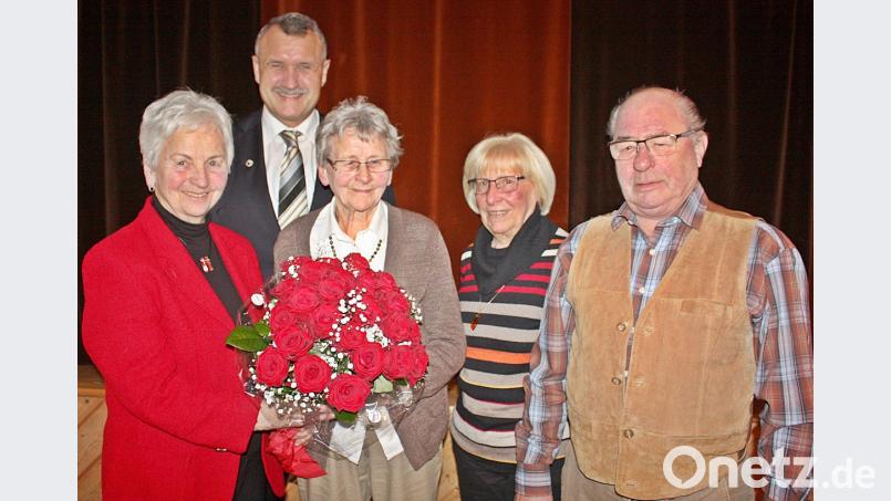 Therese Gmeiner (Mitte) ist neues Ehrenmitglied der AWO-Senioren. Hilde Zebisch, Hans Jürgen Gmeiner, Sieglinde Rehm und Josef Höfer (von links) gratulieren. Bild: R. Kreuzer