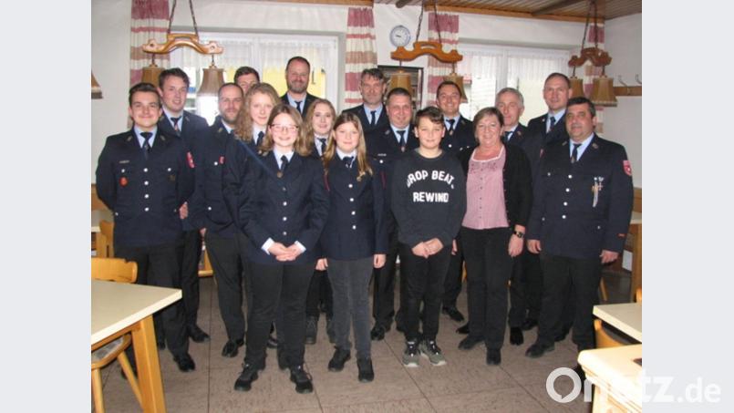 Siegfried Janner, Richard Kammerer (von rechts) und Rita Steiner (Vierte von rechts) danken den Geehrten für ihre uneigennützige Hilfsbereitschaft zum Nutzen der Gemeinde. Bild: knh