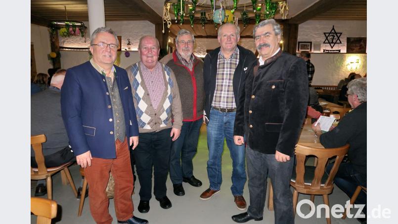 Der Verband Wohneigentum Kreisverband Tirschenreuth freute sich beim Neujahrstreffen über einen guten Zuspruch ihrer Mitglieder und Vereine. Die drei Kreisvorsitzenden Otmar Zeitler (mitte), Gerhard Strobl (Zweiter von links) und Fritz Bergmann (Zweiter von rechts), freuten sich dabei auch über die Anwesenheit von Kreisausschussmitglied Toni Dutz (links) sowie des Bezirksvorsitzenden Reinhard Ott (rechts). Bild: bsc