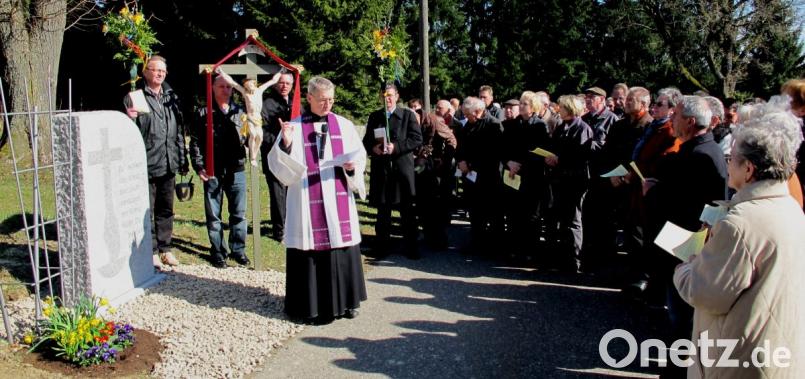 Eine der großen Leistungen des heuer 120-jährigen Männervereins: Die Errichtung eines Granit-Gedenksteines mit der Inschrift &quot;Zu schwer das Kreuz, nur nicht verzagen. Ein Kreuz musst du mit Liebe tragen&quot; und der 14 Kreuzwegstationen auf den St.-Nikolaus-Berg hinauf. Bild: le