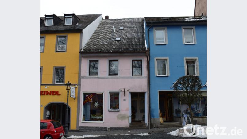 Eines der vielen anstehenden Bauprojekte in Vohenstrauß: Das Haus "Marktplatz 18" soll aufgestockt werden. Diesem und vielen anderen Vorhaben erteilte der Bau- und Umweltausschuss seine Zustimmung. Bild: dko