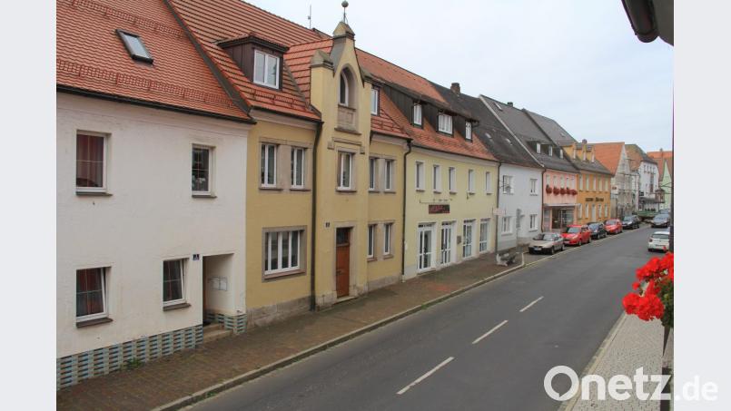 Die Bräugasse hat vom Kommunbrauhaus seinen Namen. Es befand sich bis 1860 an der Stelle des früheren Rathauses (zweites Gebäude von links). Bild: njn