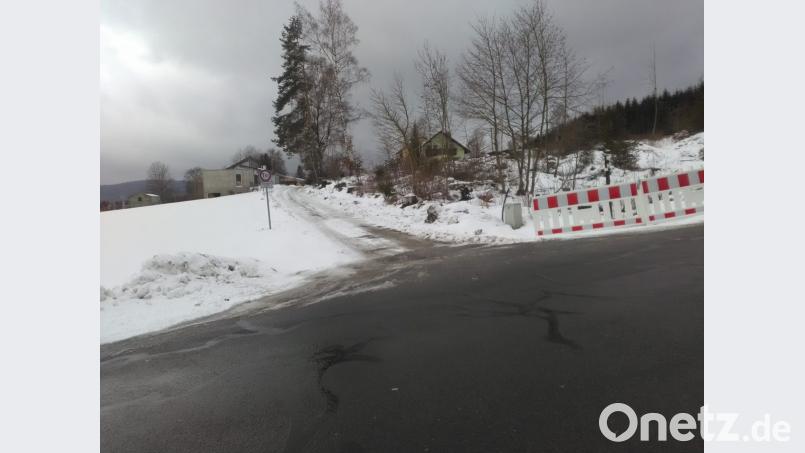 Schon die Einfahrt in den Lohweg von der Nageler Straße lässt deutliche Mängel erkennen. An der südlichen Seite könnte im Zuge des Ausbaus einmal ein Regenrückhalteteich entstehen. Bild: ld