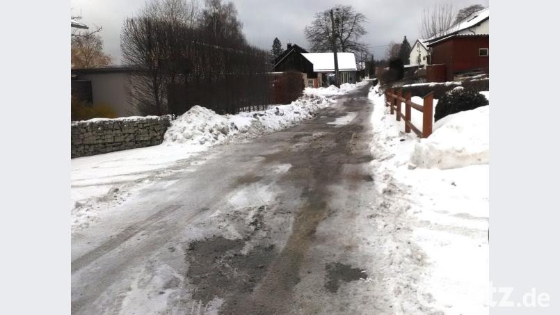Als „schlechteste Straße in der Gemeinde“ bezeichnet zweiter Bürgermeister Christian Drehobel den Lohweg in der Gemeinderatssitzung. Dass die Straße dringend saniert werden muss, steht außer Zweifel. Bild: ld