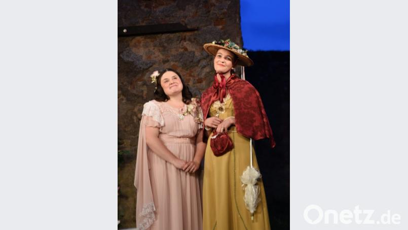 Die Unschuldsblicke täuschen: Cecily (Anna Kunz, links) und Gwendolen (Sophia Janner) schaffen es vom „Beste Freundinnen für immer“-Status zum erbittert-witzigen Zickenkrieg und zurück in wenigen Augenblicken. Bild: Tobias Schwarzmeier