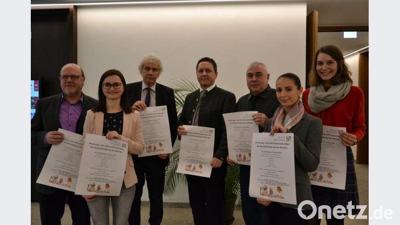 Für Menschen mit Behinderung oder Pflegebedarf gibt es vom Bezirk Oberpfalz eine neue Beratungsstelle. Dafür werben Landrat Wolfgang Lippert (Dritter von links), das Sachgebiet Sozialwesen und die Sozialverwaltung des Bezirks Oberpfalz. Berater für den Landkreis Tirschenreuth ist Ekkehard Gauglitz (Dritter von rechts). Bild: szl