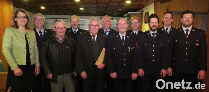 FFW-Vorsitzender Daniel Schwab, Stadtbrandmeister Klaus Brunner und zweiter Vorsitzender Andreas Bräu (von rechts) sowie dritte Bürgermeisterin Martina Englhardt-Kopf (links) ehrten die langjährigen Mitglieder Johann Schwab, Johann Mauerer, Johann Huger, Martin Schmid, Max Widder, Jakob Kammerl und Alexander Widder (von links). Bild: Hirsch