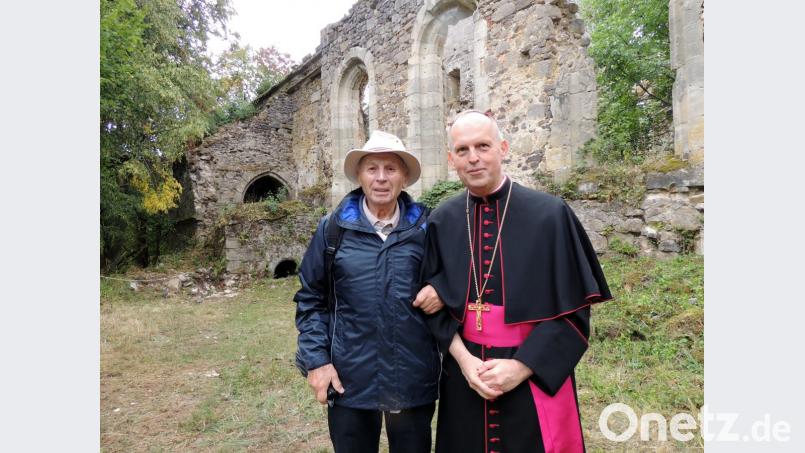 Leo Suttner ist verstorben. An der Seite von Weihbischof Reinhard Pappenberger kehrte er im August 2018 an die Kirchenruine nach Pappenberg zurück, wo er 1932 getauft wurde. Bild: mor