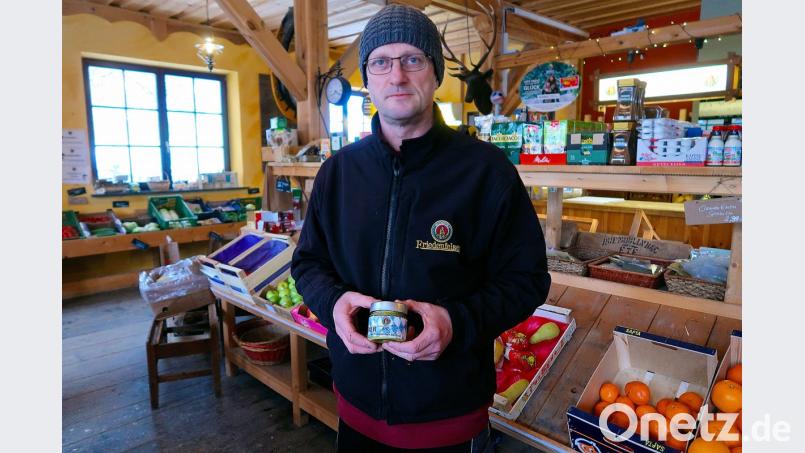 Es muss nicht immer die Suche nach einer neuen Geschmacksnote für ein Bier sein. Braumeister Christian Mitterbauer (Bild) freut sich auch über den Verkaufserfolg des Bier-Bio-Senf im Dorfladen der Friedenfelser Betriebe. Bild: bsc