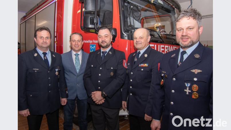 links Kommandant Max Rösch, 2. BGM Herrmann Böhm, neuer Gerätewart Alexander Weidmann, Vorgänger Günter Pirkl, Vorsitzender Christian Beck Bild: chl