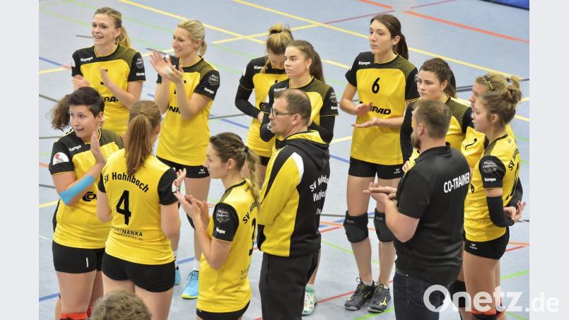 Auf möglichst wenig Verletzte und Kranke hofft Trainer Reinhard Schön (Mitte). Bild: Ziegler