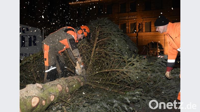 Der Weihnachtsbaum auf dem Marktplatz wird entfernt Bild: Petra Hartl