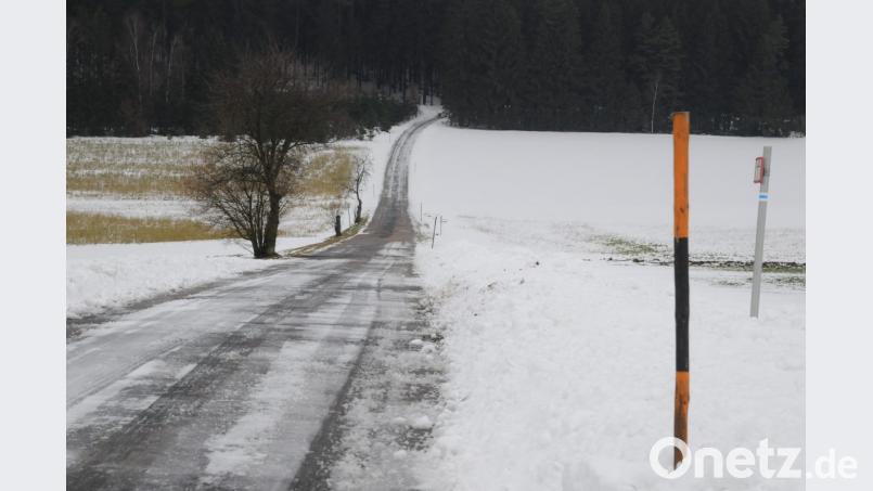 Noch herrscht winterliche Idylle, im nächsten Jahr werden die Baumaschinen das Landschaftsbild beherrschen. Für den Ausbau der Gemeindeverbindungsstraße von Miesbrunn nach Reinhardsrieth (Markt Waidhaus) erhält die Stadt Pleystein als Empfängerin von Stabilisierungshilfe einen hohen Zuschuss. Bild: bey