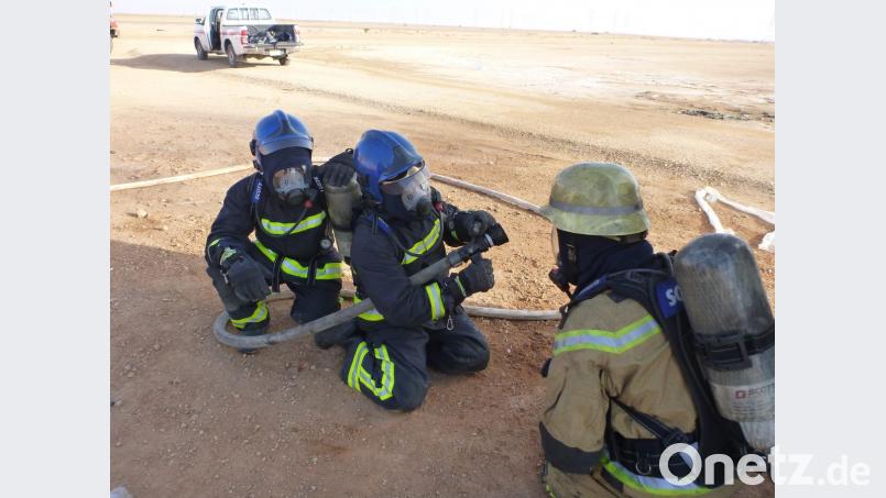 Aufmerksam schaut Roman Schenk (rechts) zu, ob bei der Übung alles richtig gemacht wird. Bild: exb