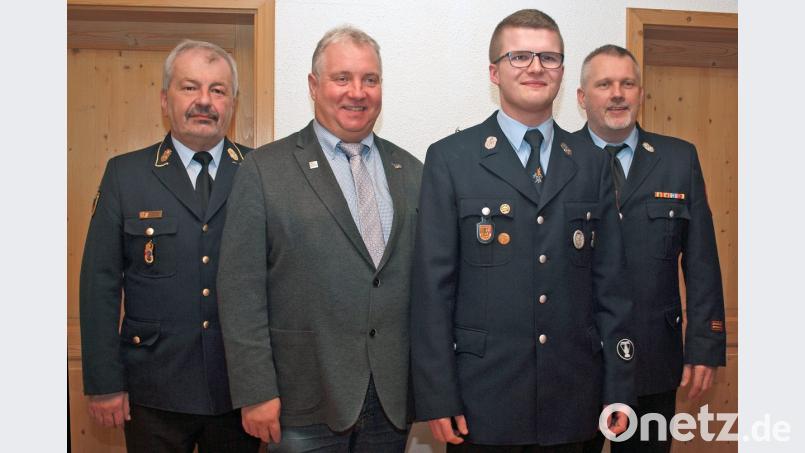Kreisbrandmeister Jürgen Ehrnsberger (rechts), Kreisbrandrat Fredi Weiß und Bürgermeister Markus Dollacker gratulierten Michael Rothut III (von links) zur Wahl zum Kommandanten der Feuerwehr Thanheim. Ihr fehlt aber nach wie vor ein Stellvertreter. Bild: sön